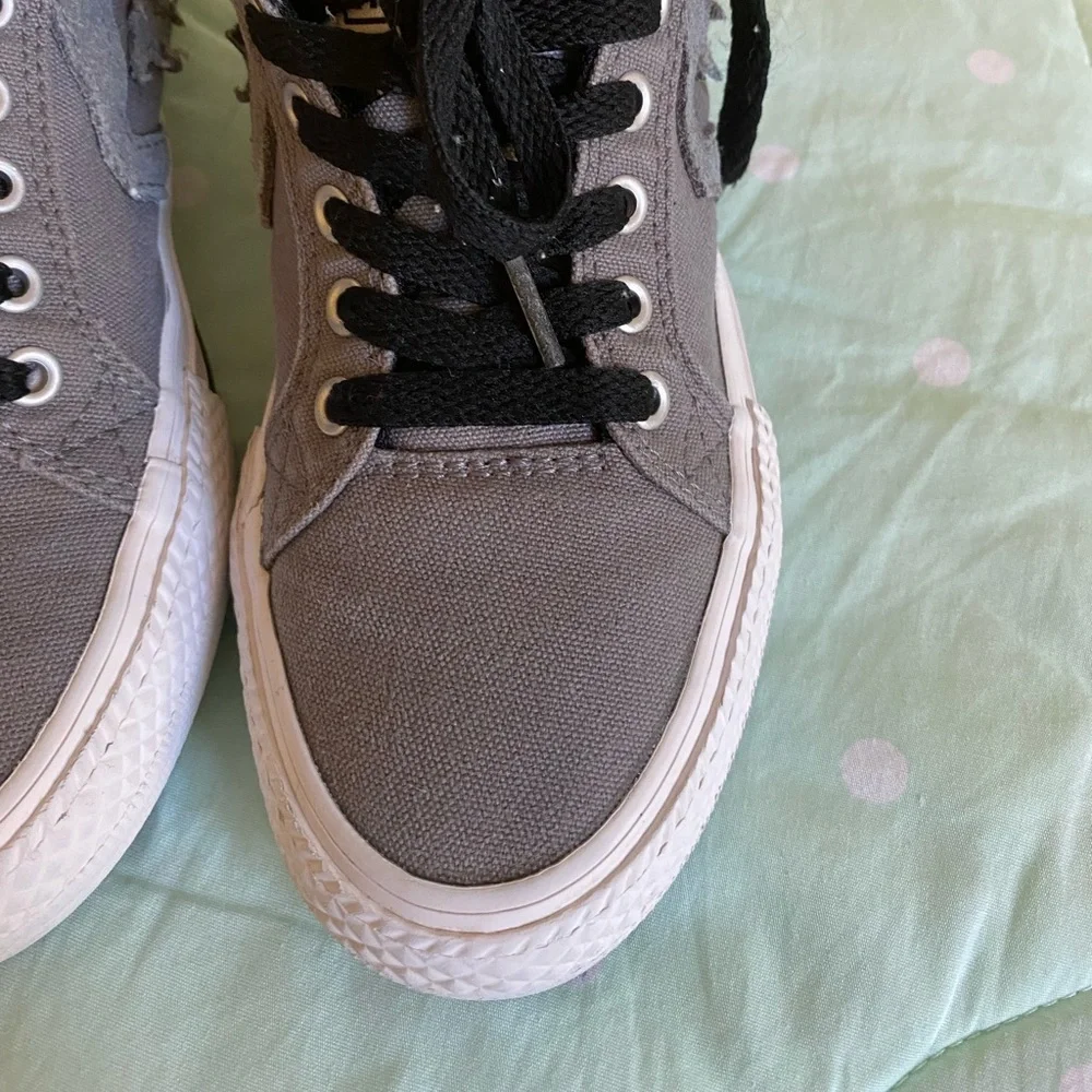 Unisex Kids Gray Converse size 2.